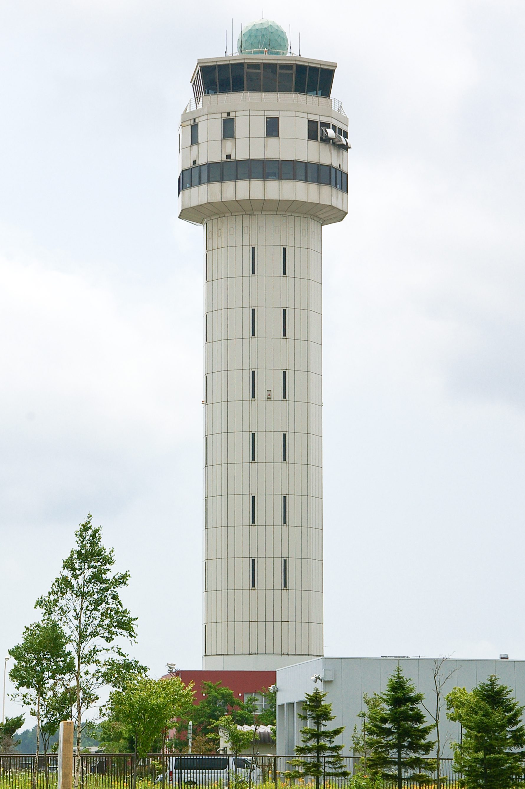 File Chitose Air Base Control Tower 001 Jpg Wikimedia Commons