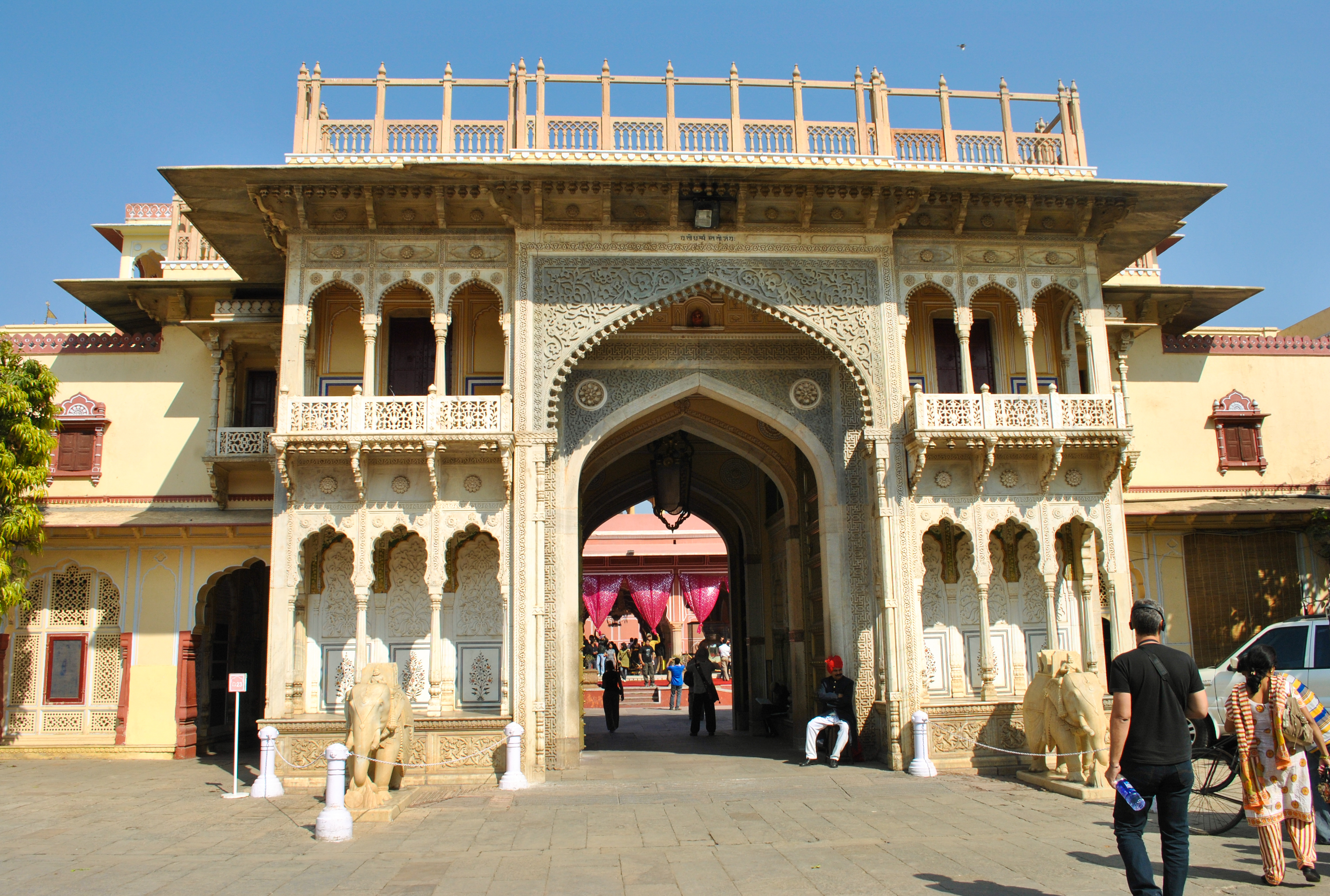 Роял джайпур джайпур элит. Сити Palace. City Palace под. City Palace Подик. Jaipur Patrika Gate.