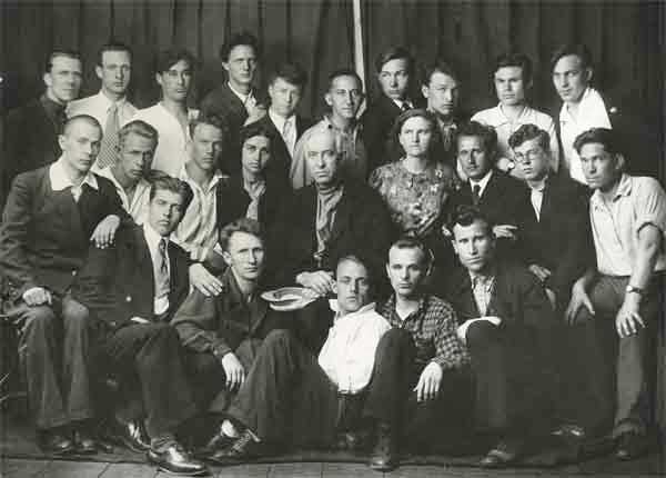 Н. П. Крымов (в центре) среди студентов Московского областного художественного училища памяти 1905 года. 30-е годы XX века