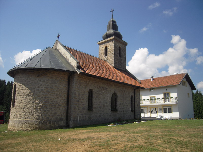 File:Crkva (Živinice).jpg