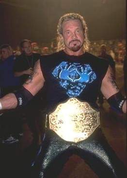 Trzykrotny posiadacz tytułu Diamond Dallas Page z projektem tytułu Big Gold Belt.