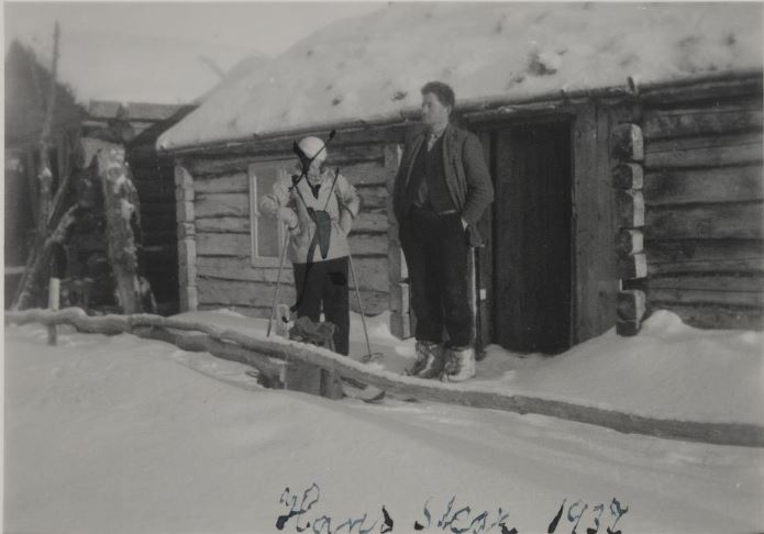 File:Hans Skar på hytta 1937.jpg