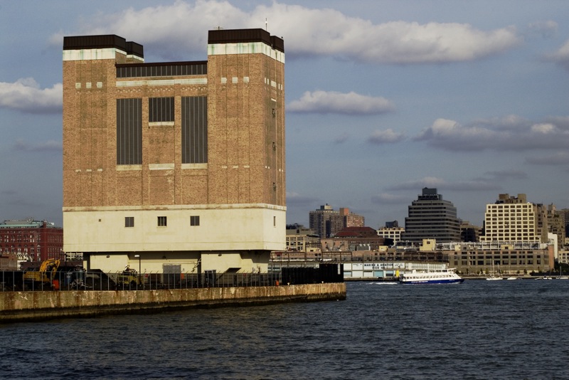 https://upload.wikimedia.org/wikipedia/commons/2/20/Holland_Tunnel_air_vent.jpg