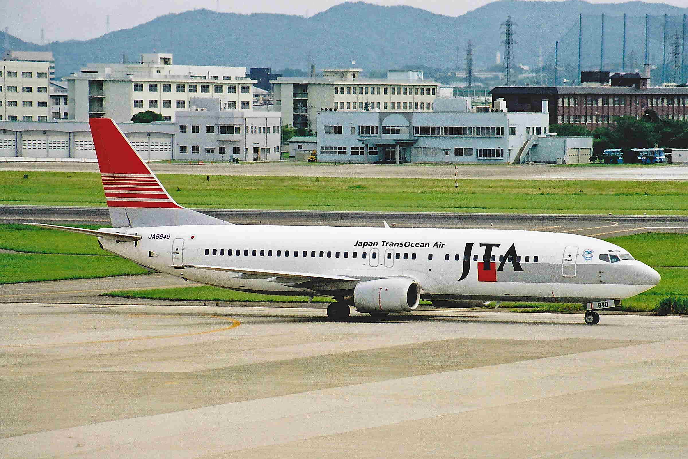 JAPAN TRANSOCEAN AIR BOEING737-4Q3