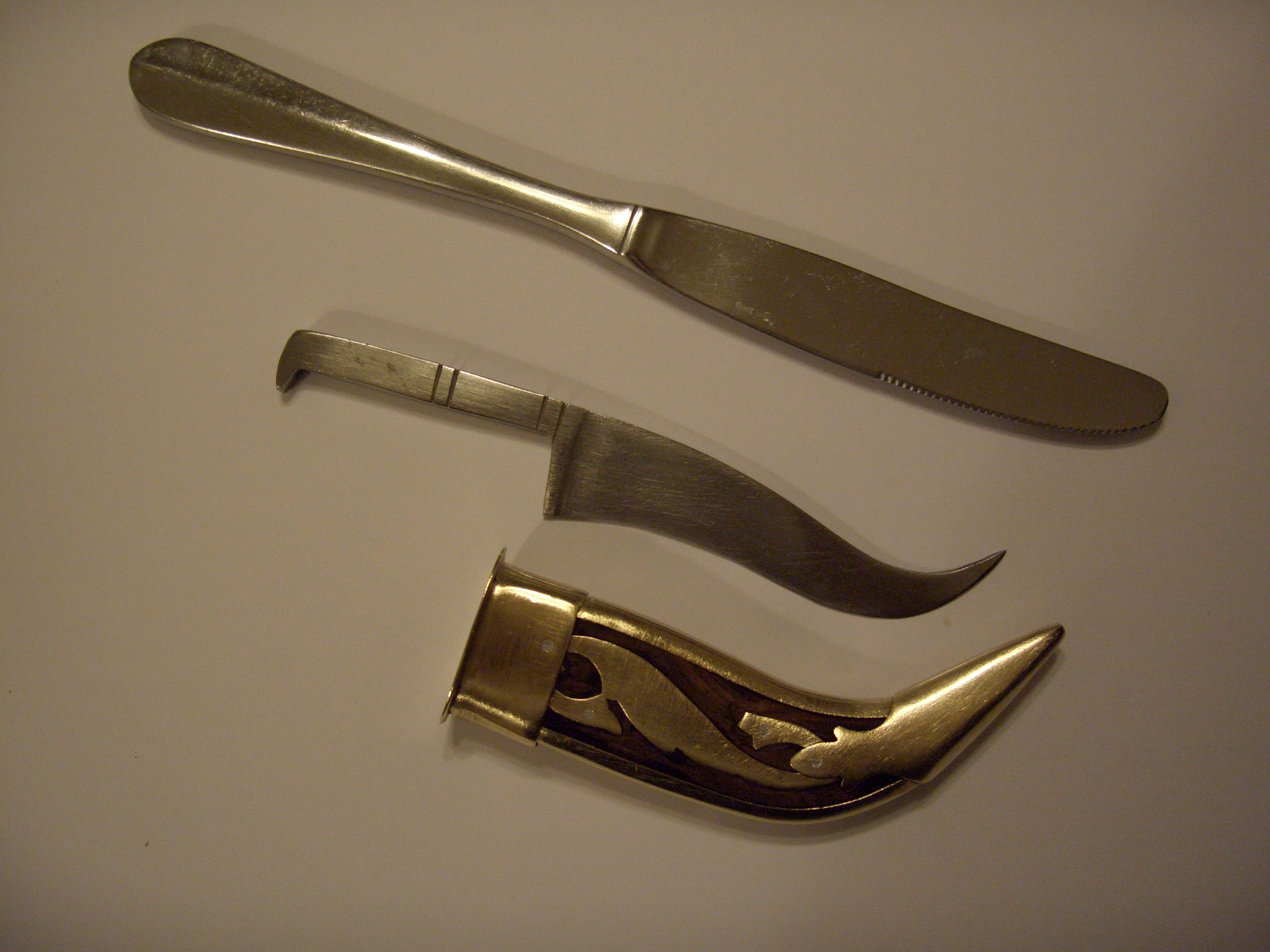 https://upload.wikimedia.org/wikipedia/commons/2/20/Kirpan_with_cutlery_knife.jpg