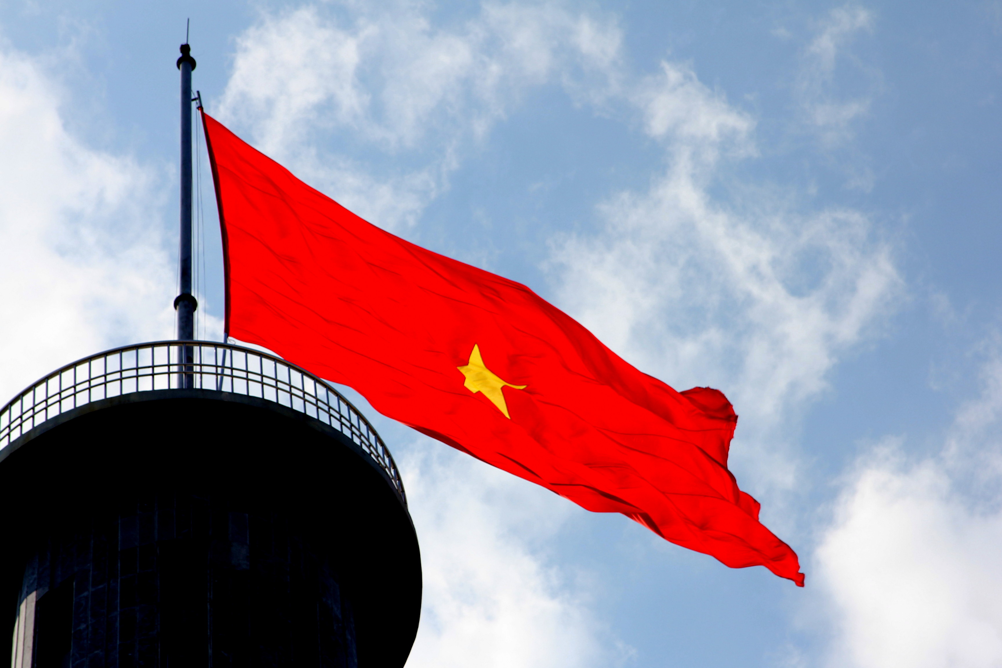 Hãy cùng chiêm ngưỡng hình ảnh lá cờ Việt Nam rực rỡ trong ánh nắng ban mai, thể hiện sự tự hào và tinh thần yêu nước của người Việt Nam.
