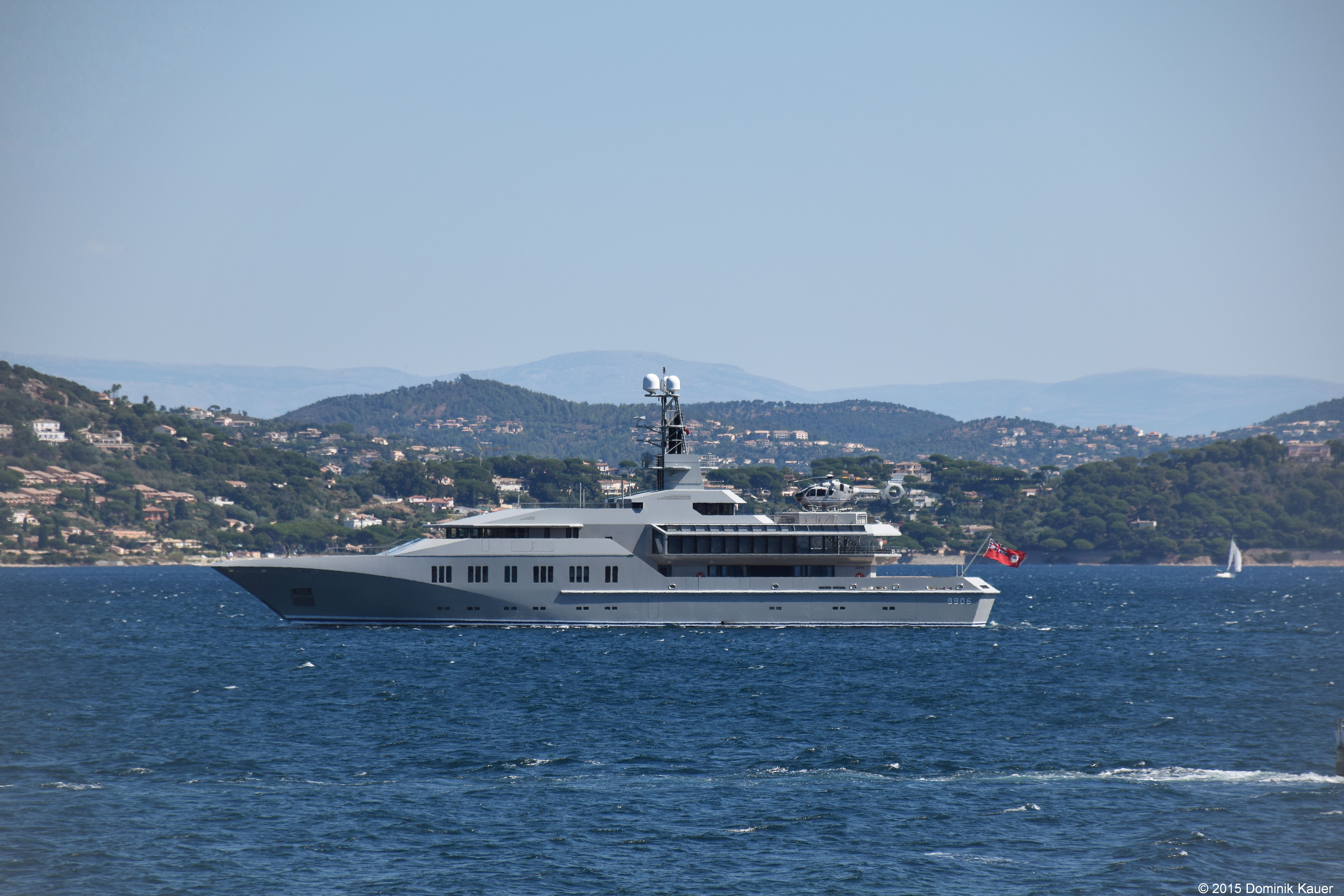 meteoor leeg Kwijtschelding File:Lürssen 9906 "Skat" with N9906 abboard in the gulf of st tropez  (19460774253).jpg - Wikimedia Commons