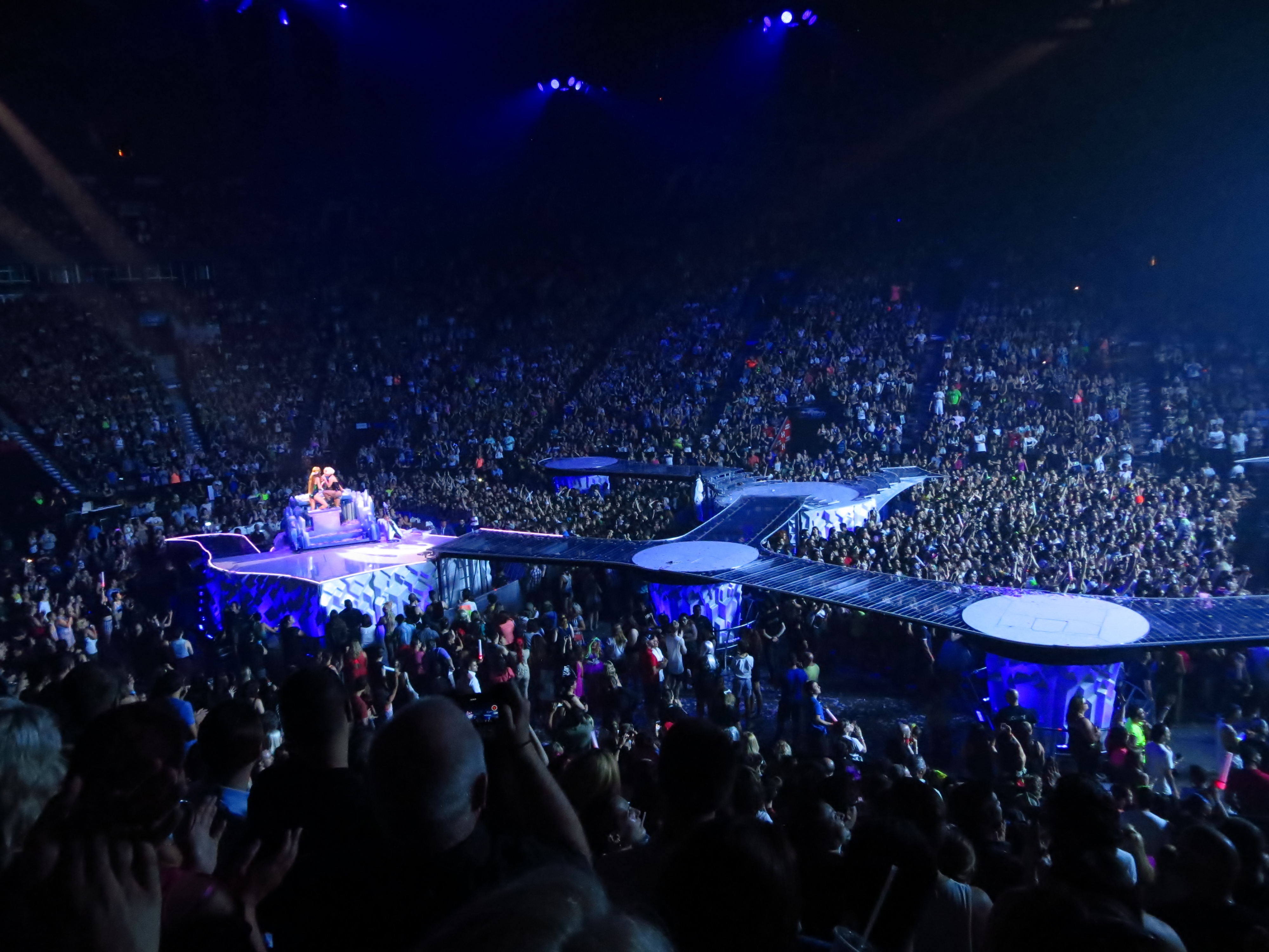 Сколько зрителей было на концерте. Леди Гага 2022. Леди Гага концерт. Bell Center Montreal аншлаг. Концерт леди Гаги 2013 года Вильнюс.