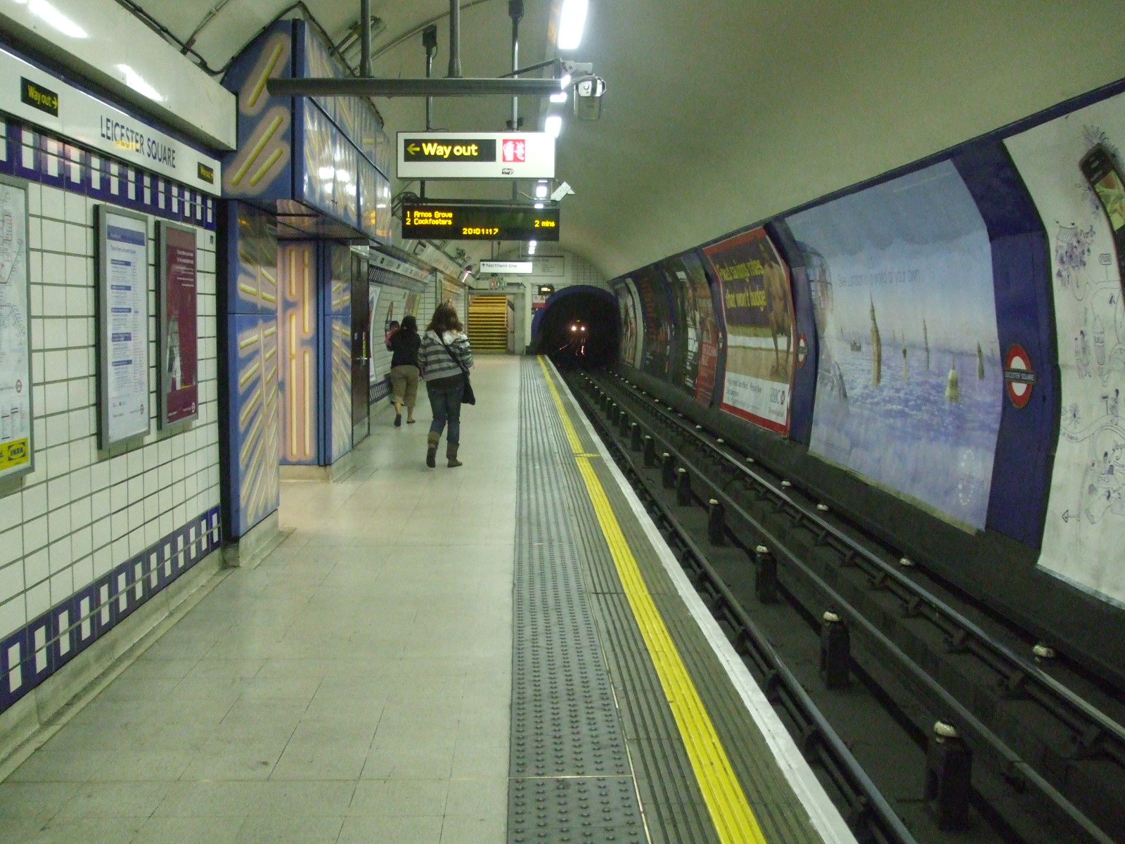 File:Leicester Square stn Piccadilly eastbound look west ...