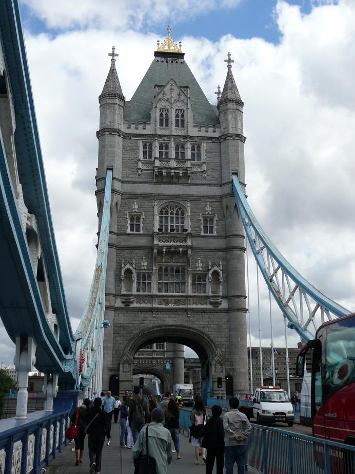 July london. Башня Елизаветы Лувр Тауэрский мост. Лондонский мост с домами. Мост похожий на Тауэрский. Хостелы недалеко от Тауэрского моста.