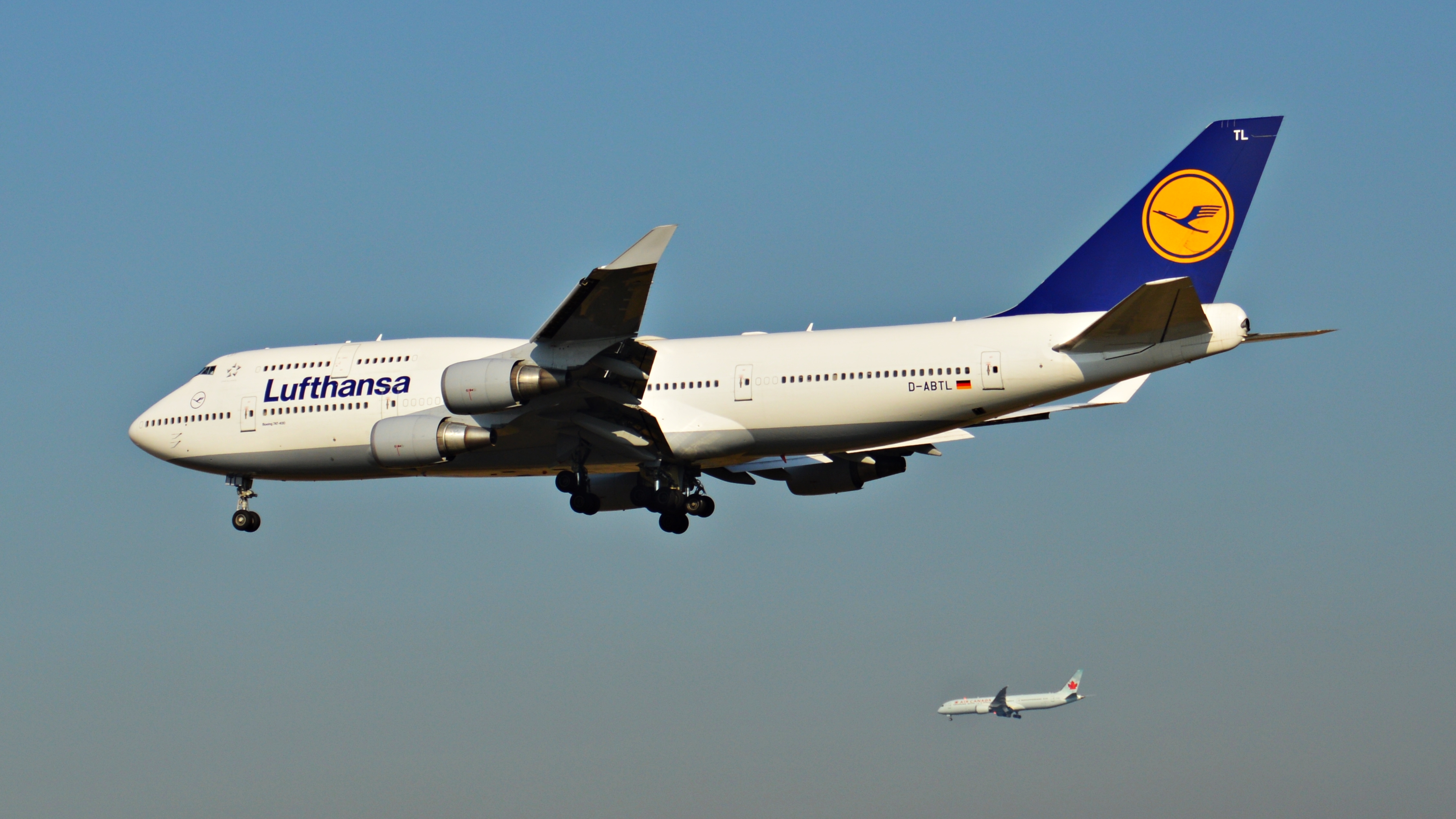 Рейсы lufthansa. Lufthansa lh1164. Самолет Люфтганза. Lufthansa lh613. Lufthansa Sharkskin.