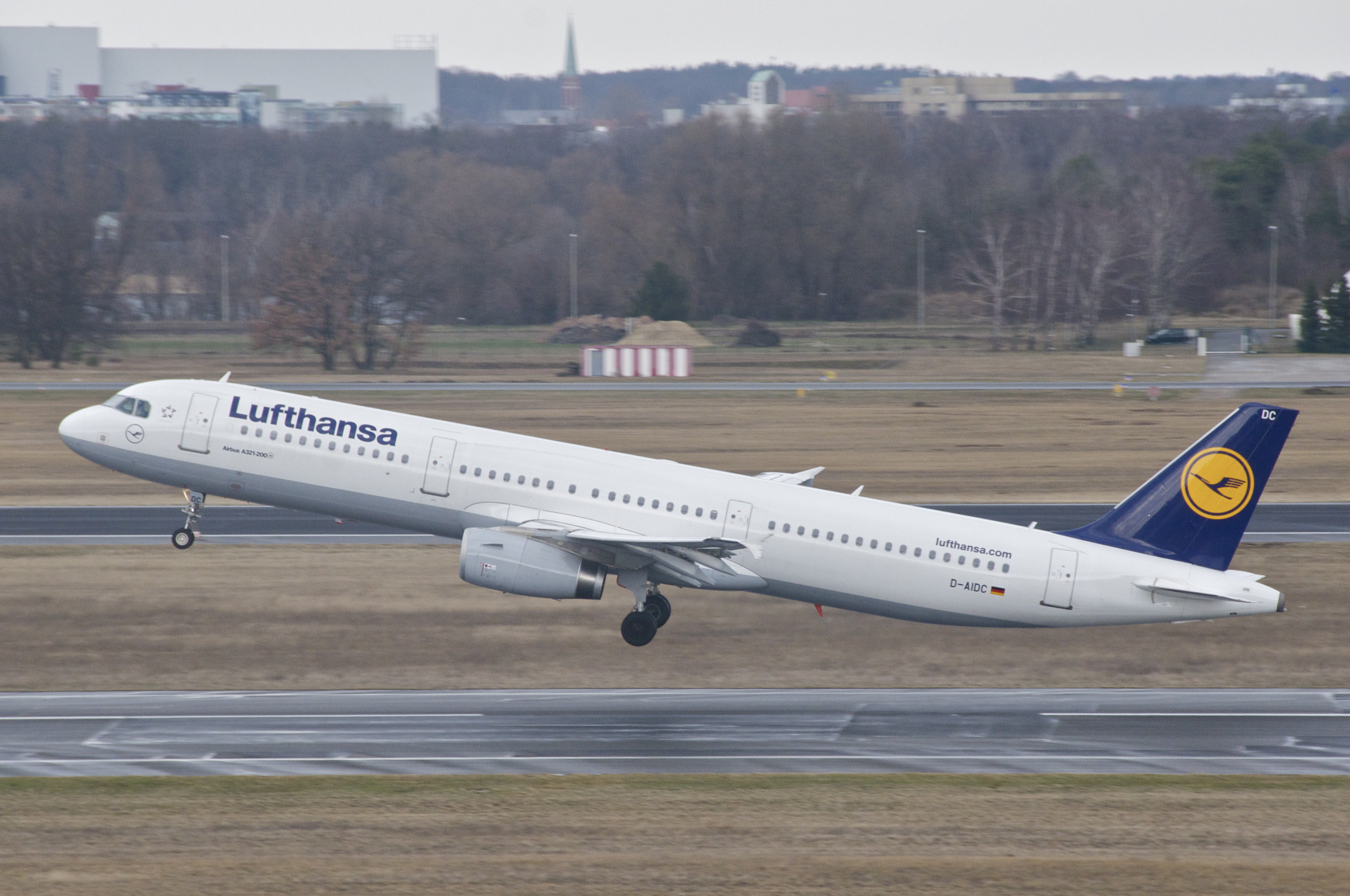 Рейсы lufthansa. Airbus a321 Lufthansa. Airbus a321-231 Lufthansa. Airbus a350 Lufthansa. Lufthansa lh613.