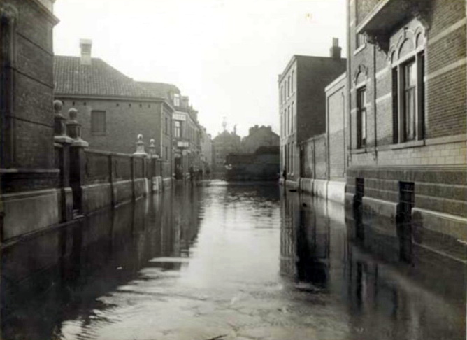 Bestand:Maastricht, Bourgognestraat, 1926, hoogwater.jpg