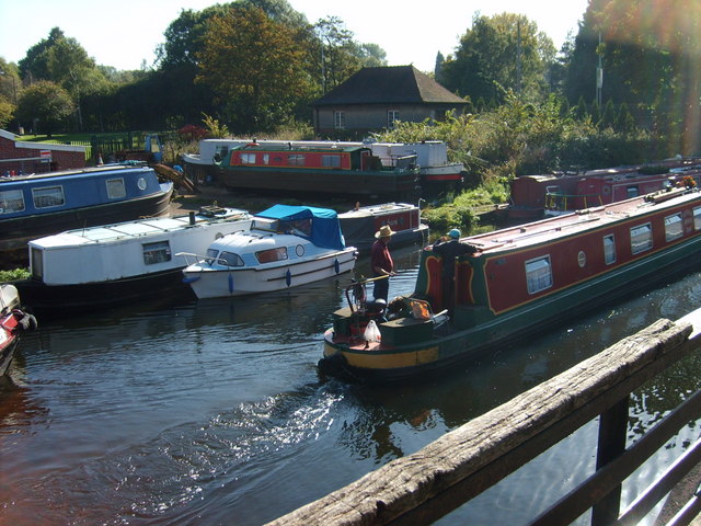 File:Oxley Canal - geograph.org.uk - 579609.jpg