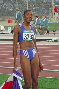 L'atleta francesa Marie-José Perec en 1996 mientres os Chuegos Olimpicos d'Atlanta (Estaus Unius).