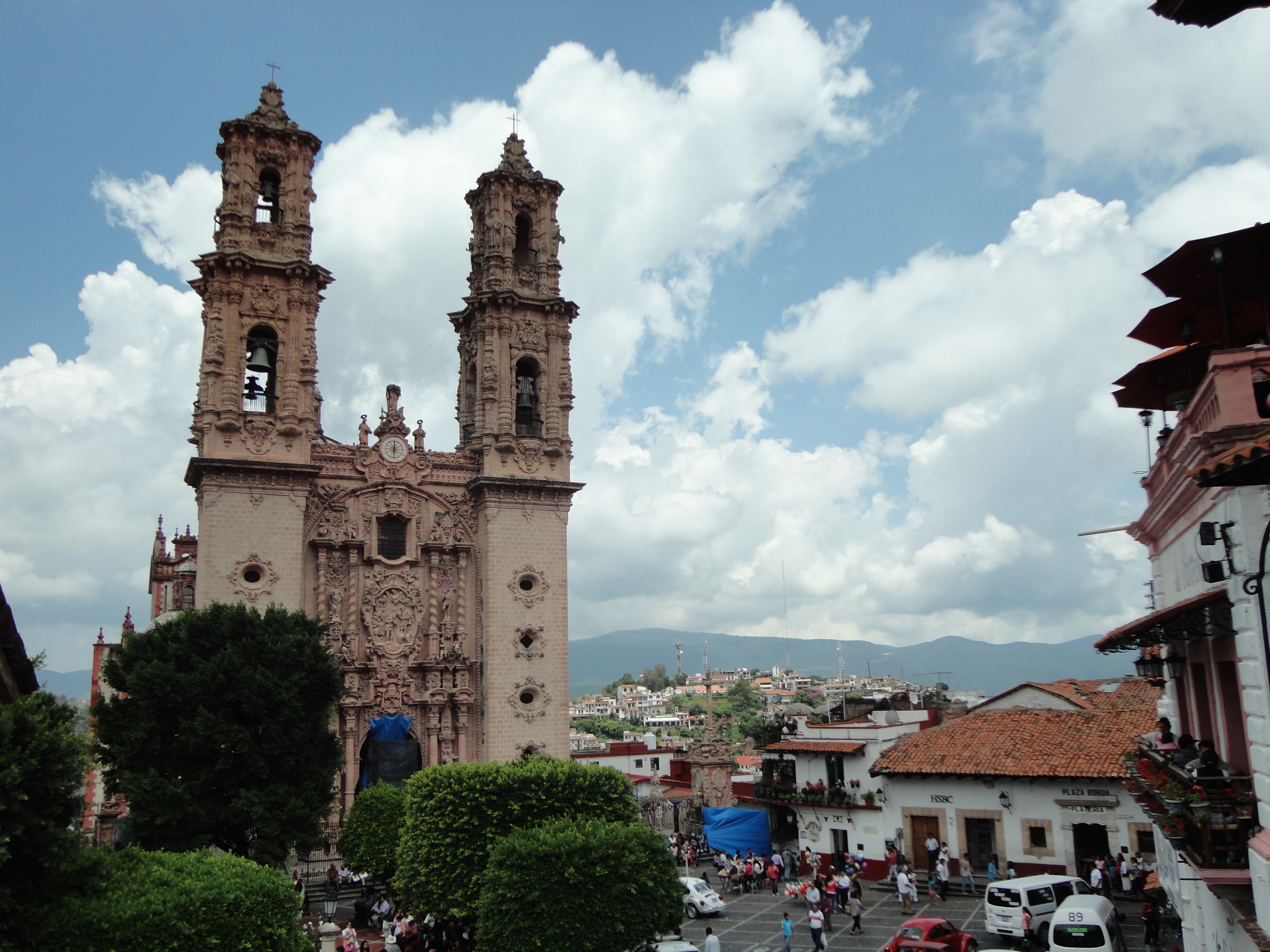 File:Plaza central de Taxco y la iglesia de Santa  - Wikimedia  Commons