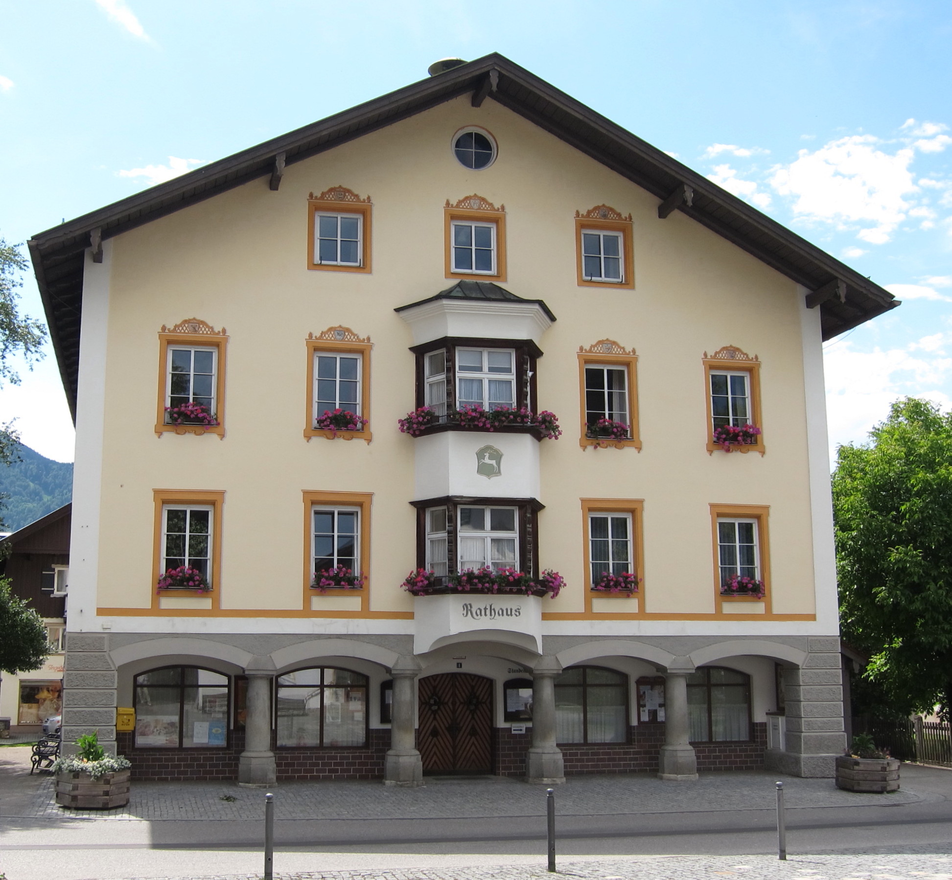 Rathaus, dreigeschossiger putzgegliederter Flachsatteldachbau in Ecklage mit erdgeschossigem Laubeng...