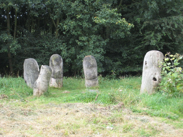 File:Sculpture in a small riverside park near Grandpont - geograph.org.uk - 774479.jpg