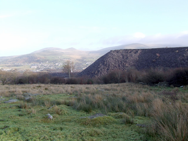 File:Slate tips at Mynydd Llandegai - geograph.org.uk - 108983.jpg