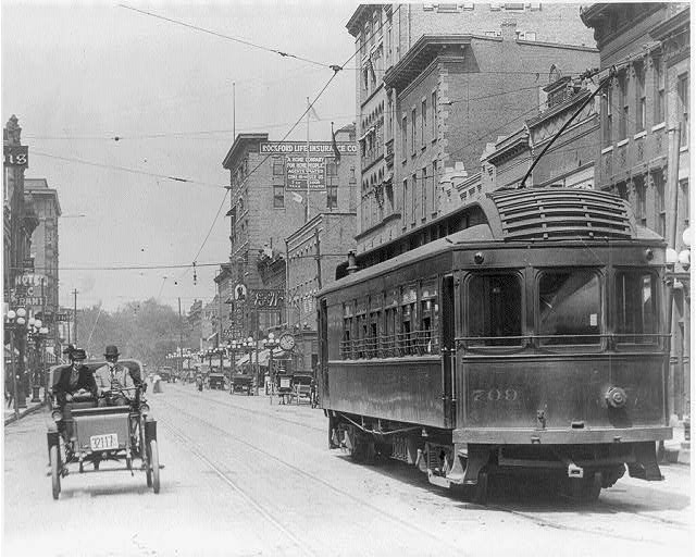 File:Streetcar moves along State Street circa 1915.jpg