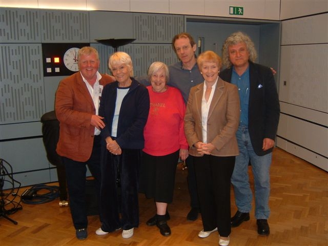 File:Sue MacGregor with Anna Wing, Wendy Richards, Leslie Grantham, Bill Lyons and Jonathan McLeish.jpg