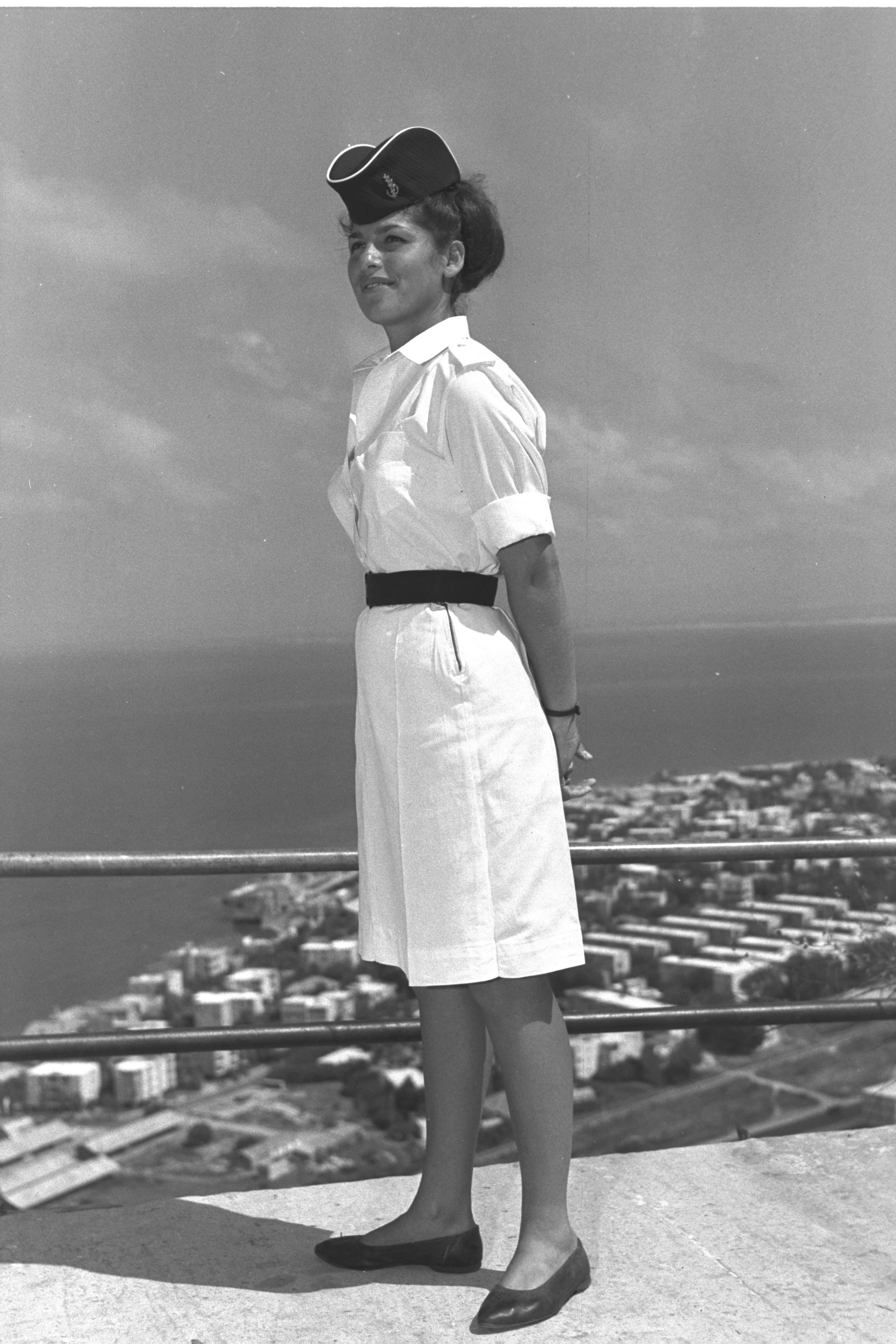 קובץ:Summer dress uniform of woman soldier Israel Navy 1965 D382-134.jpg –  ויקיפדיה