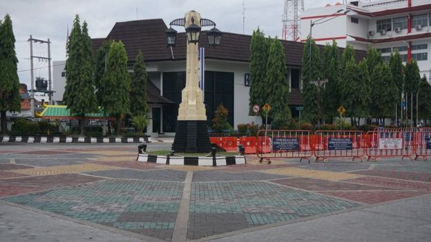 File:Tugu Pemandengan Surakarta.jpg