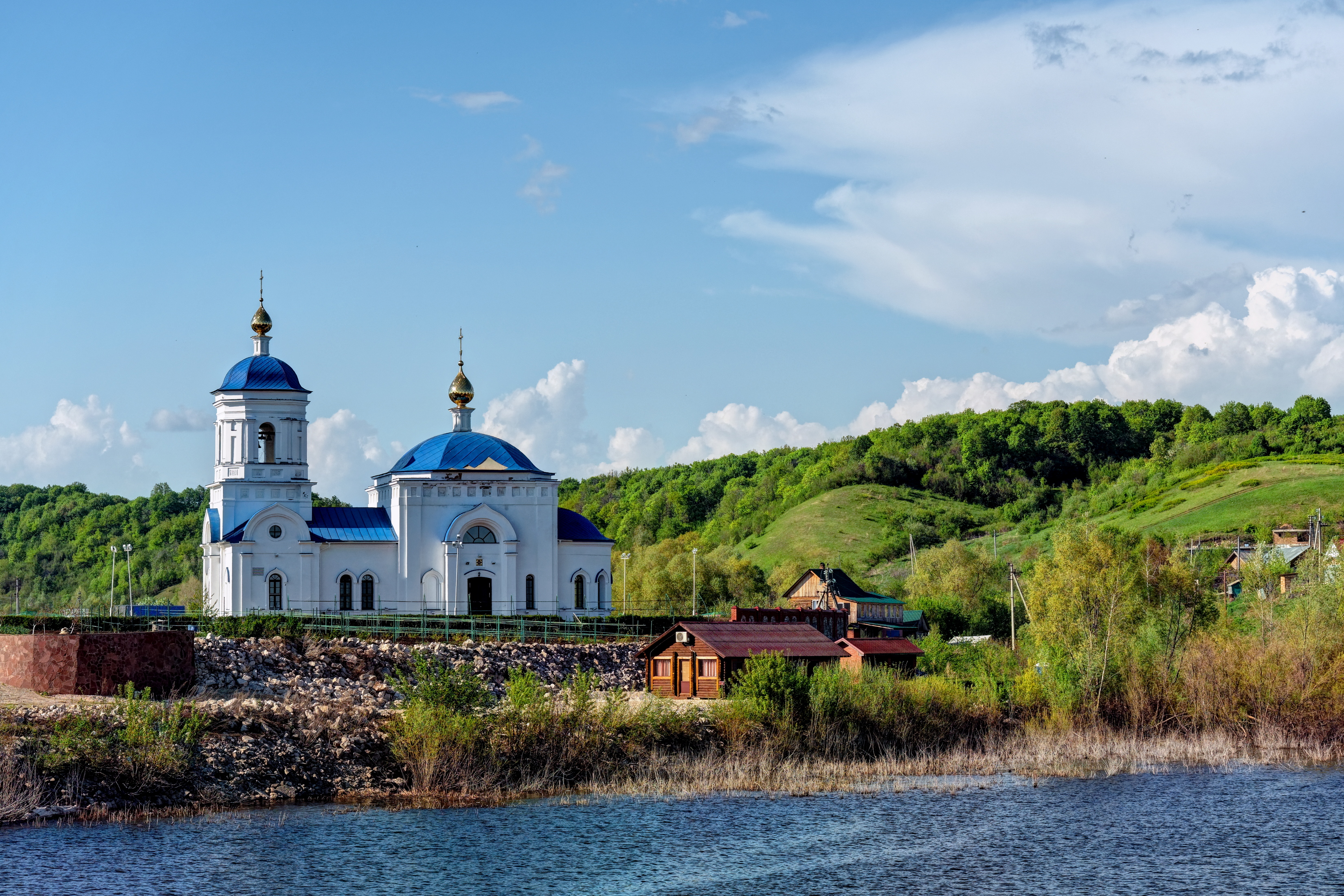 Малый монастырь. Храм Казанской иконы в Винновке. Малы монастырь. Маленький монастырь на острове. Монастырь на реке Юга.