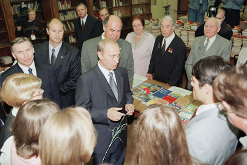 File:Vladimir Putin 1 September 2001-3.jpg