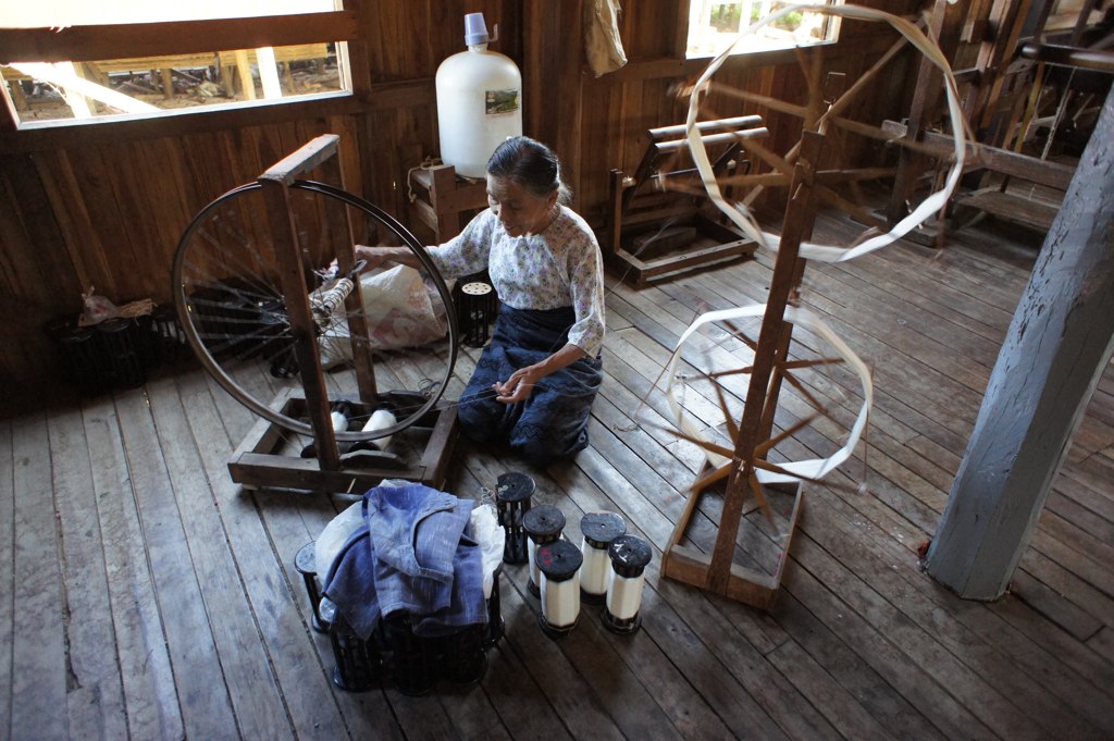 File:Woman spinning silk threads along Inle Lake.jpg - Wikimedia Commons