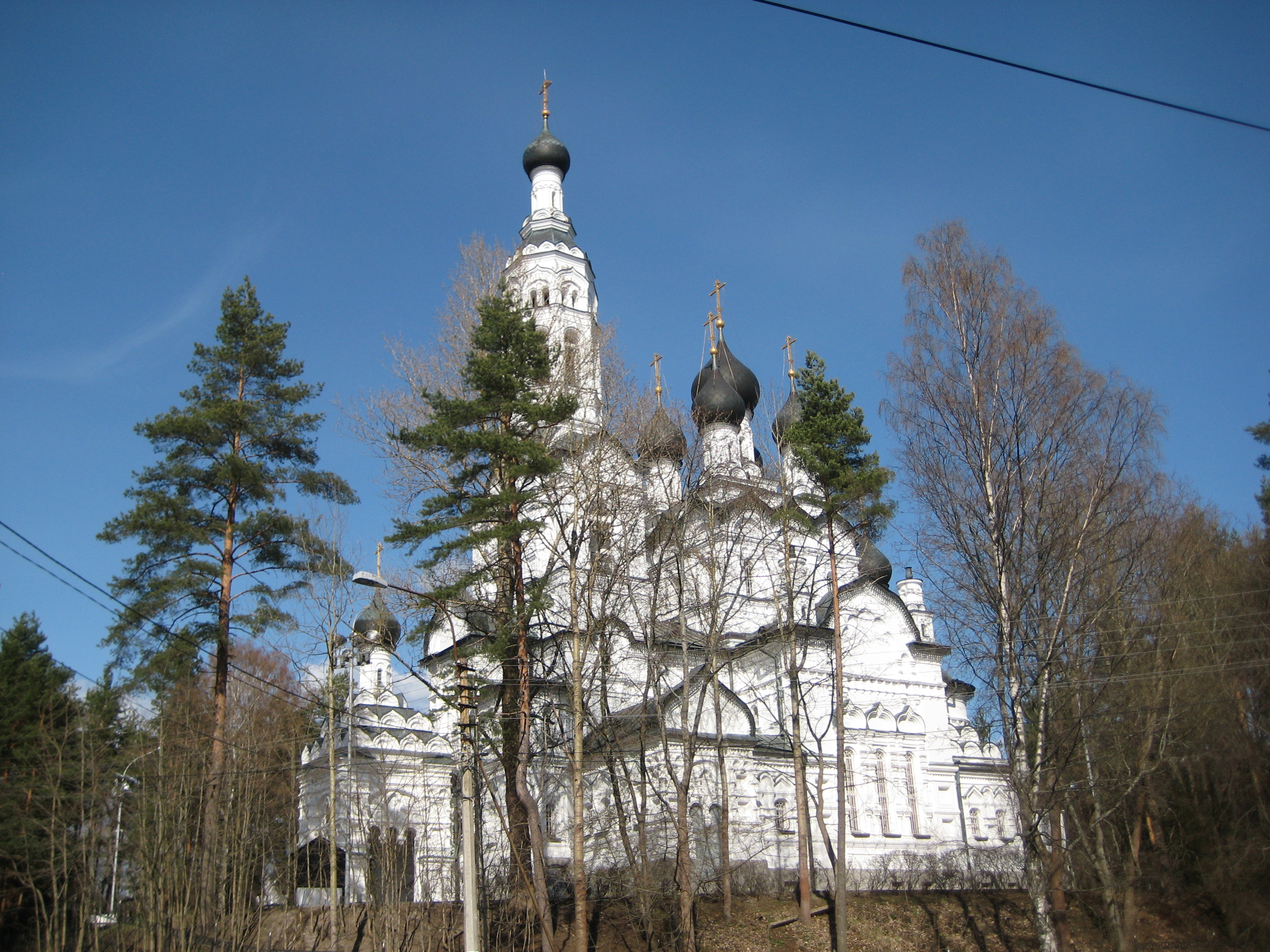 Казанская церковь зеленогорск. Храм в Зеленогорске Казанской иконы. Зеленогорск храм Казанской Божьей матери зима. Зеленогорск Церковь Казанской осень.