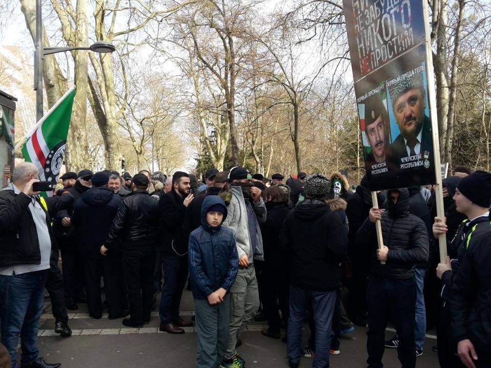 Когда выселили чеченцев. Митинг чеченцев в Страсбурге. Выселение чеченцев. Депортация ингушей.