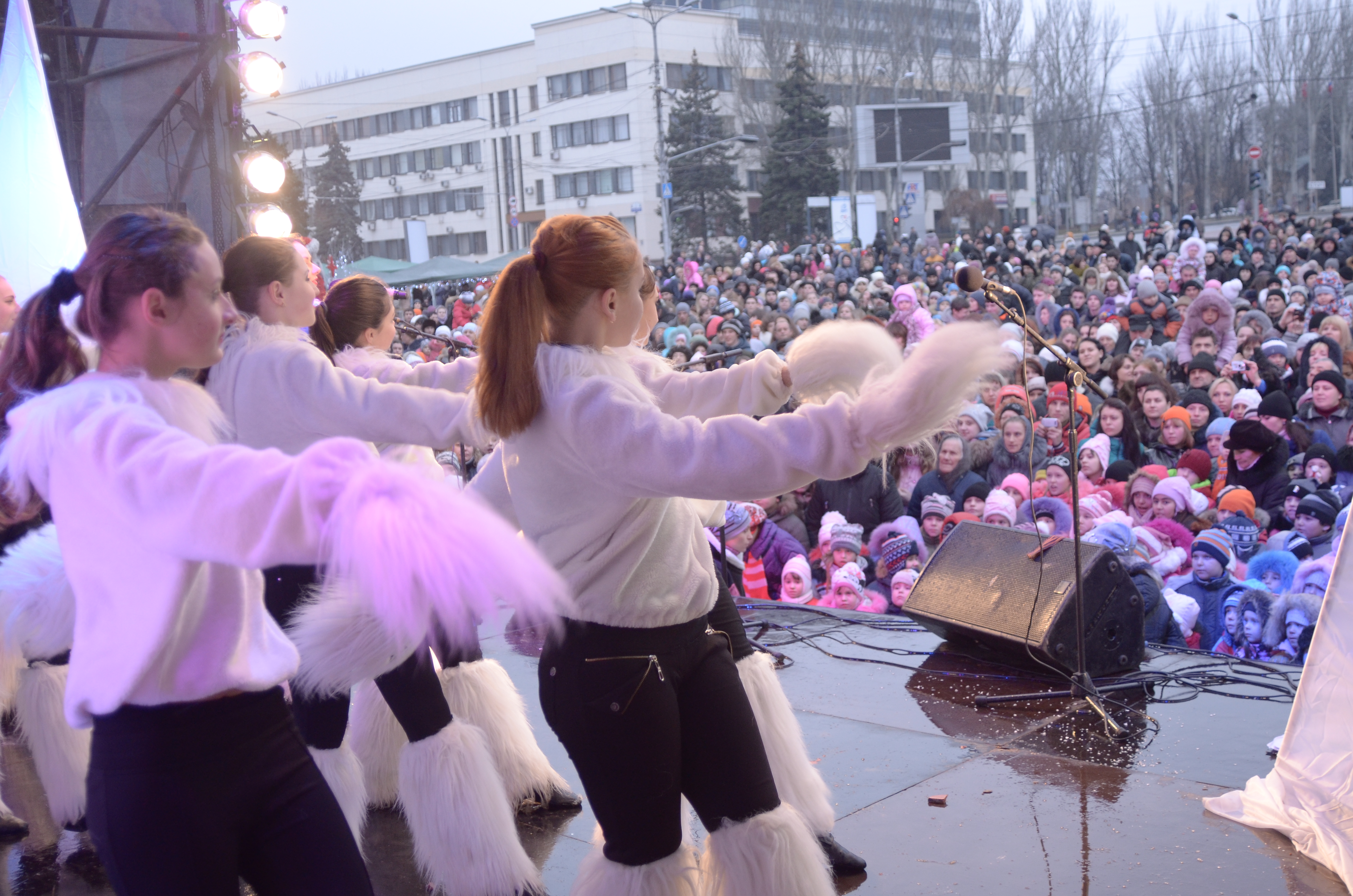 Открытие 25. Новогодняя елка в Донецке в дружбе.