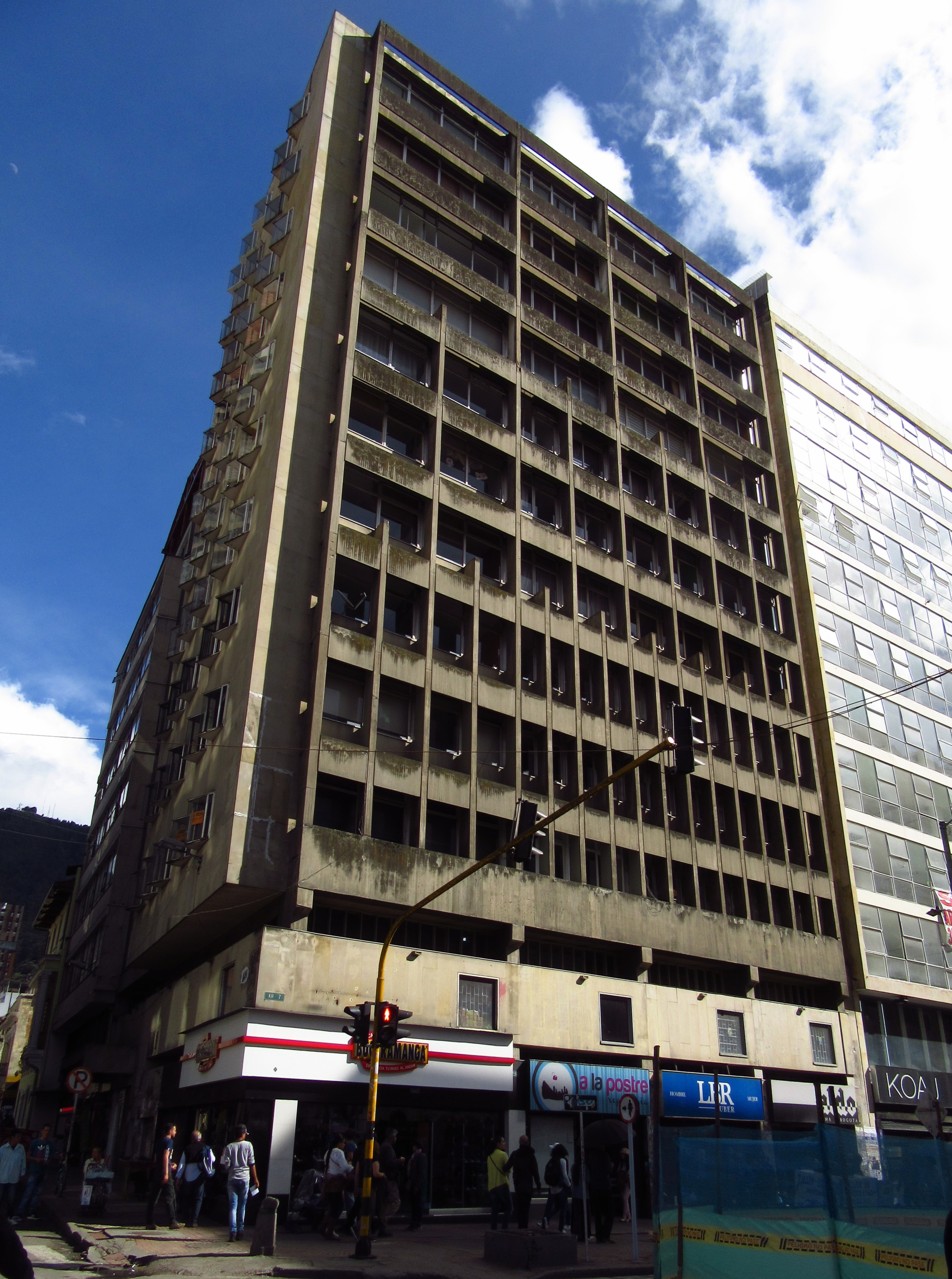 File:2018 Bogotá edificio en la esquina de carrera 7 con calle  -  Wikimedia Commons