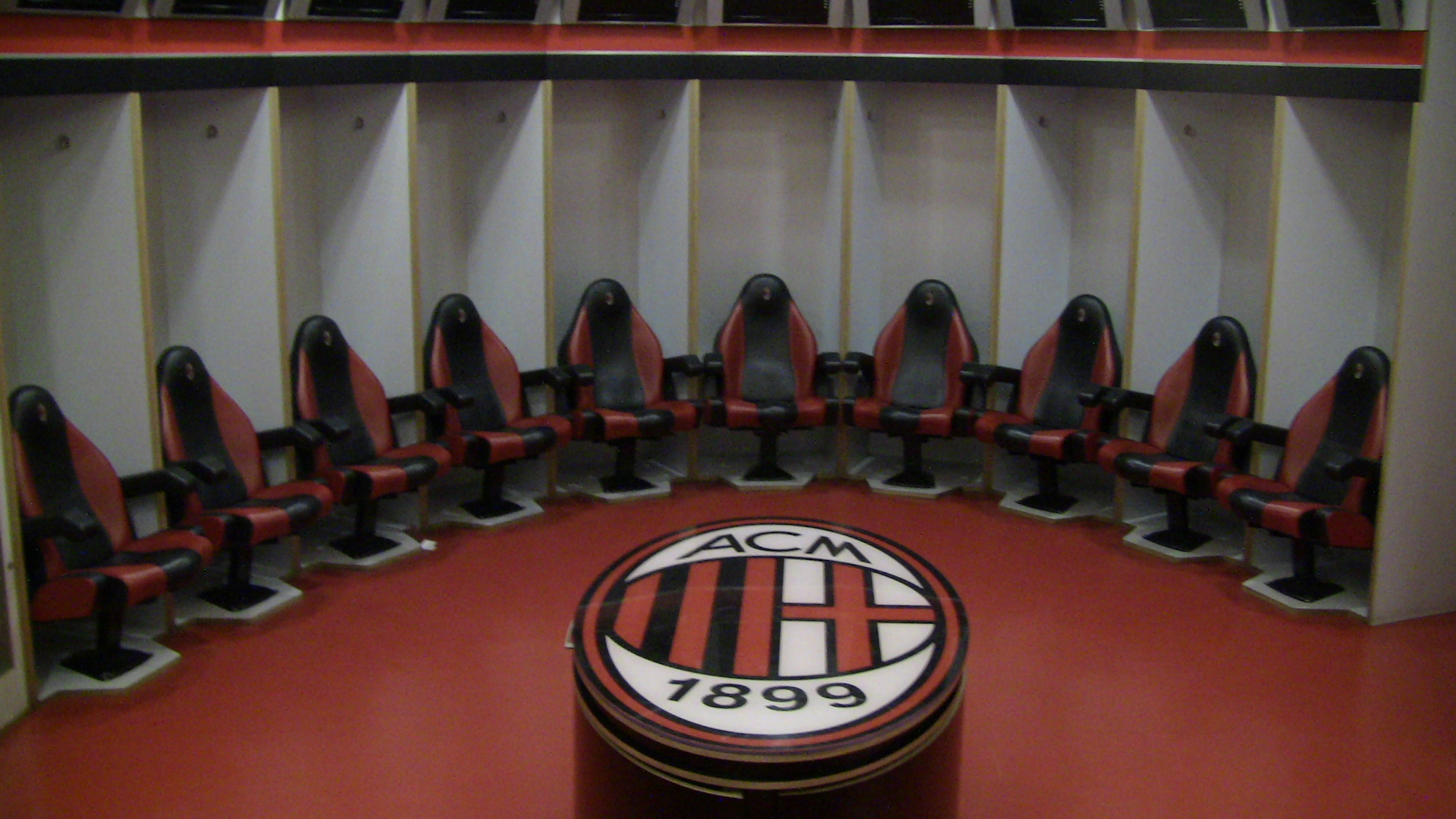 Stolpe Rejse dragt File:AC Milan dressing room san siro.jpg - Wikimedia Commons