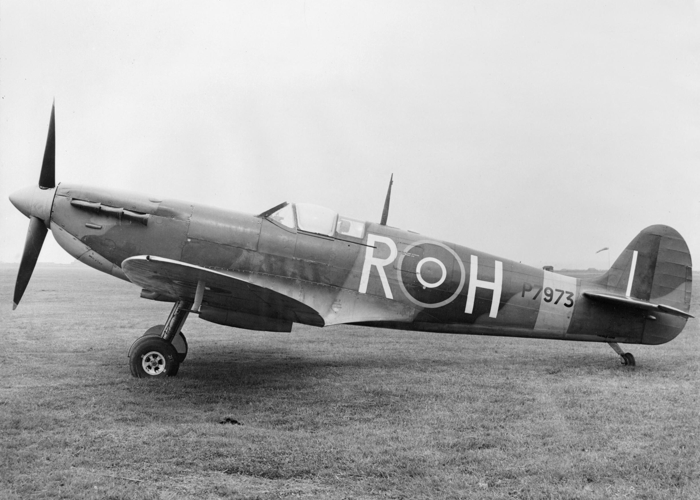 https://upload.wikimedia.org/wikipedia/commons/2/21/Aircraft_of_the_Royal_Air_Force%2C_1939-1945-_Supermarine_Spitfire._CH13252.jpg