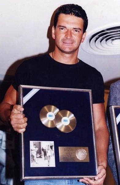 File:Arjona disco de platino 1998.jpg