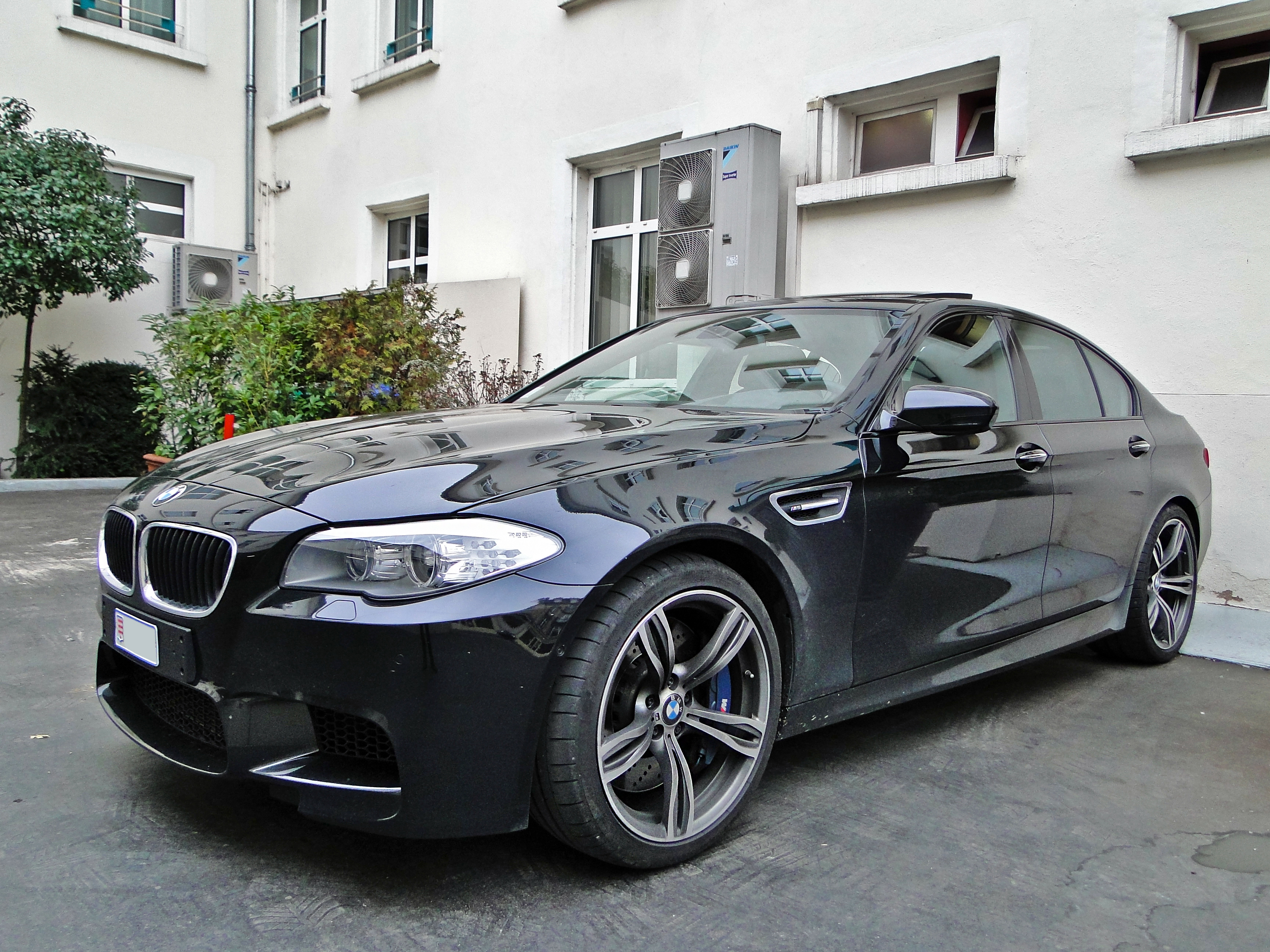 Диски bmw m5. BMW m5 f10. Диски BMW m5 f10. BMW 5 f10 r21. BMW m5 f10 343.