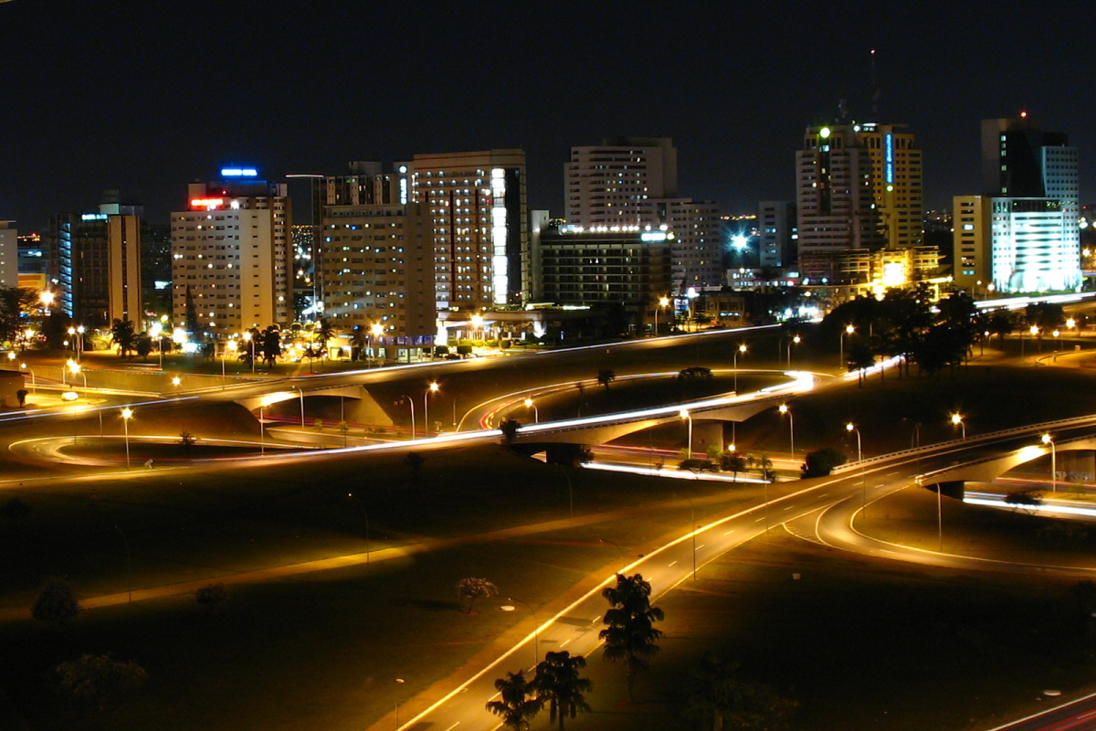 http://upload.wikimedia.org/wikipedia/commons/2/21/Brasilia_night.jpg