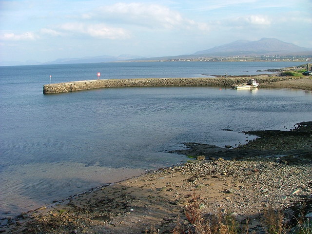 File:Broadford Pier - geograph.org.uk - 261172.jpg