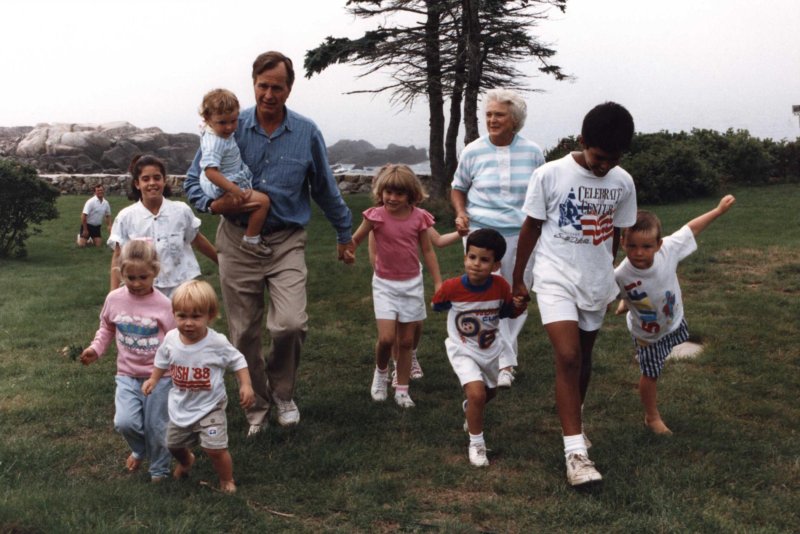 File:Bushes with their grandchildren at Walker's Point 2921.jpg