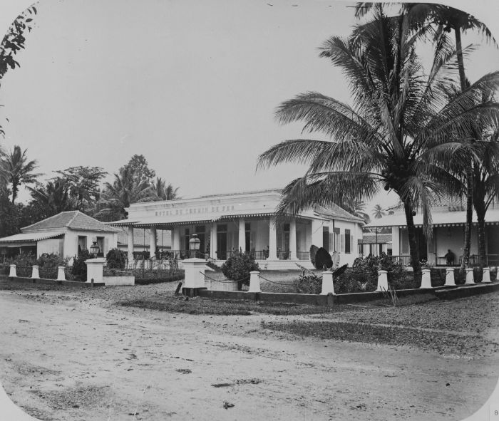 File:COLLECTIE TROPENMUSEUM Hotel du Chemin de Fer Buitenzorg TMnr 60043613.jpg