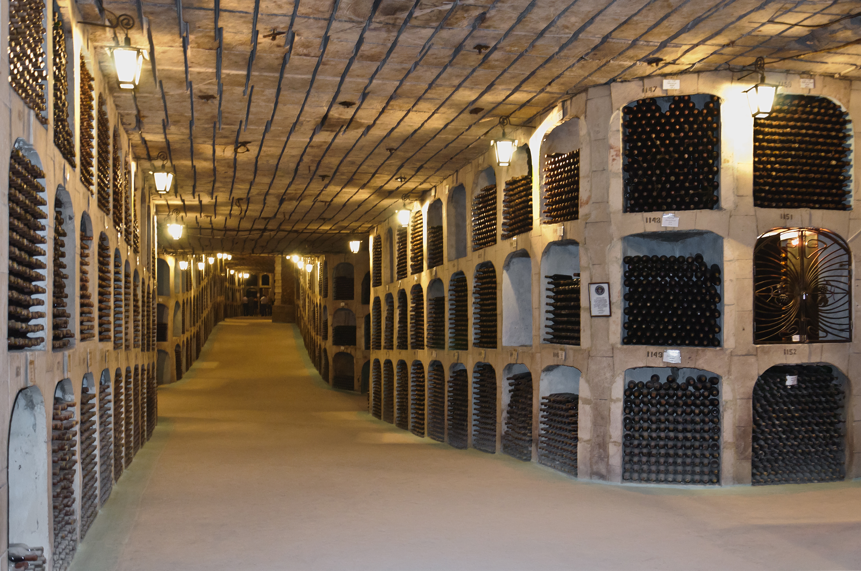 Bouteilles de vin verser du vin rouge dans des glasses de vin à la fontaine  à vin de la cave Milestii Mici à Milestii Mici, Moldavie Photo Stock - Alamy