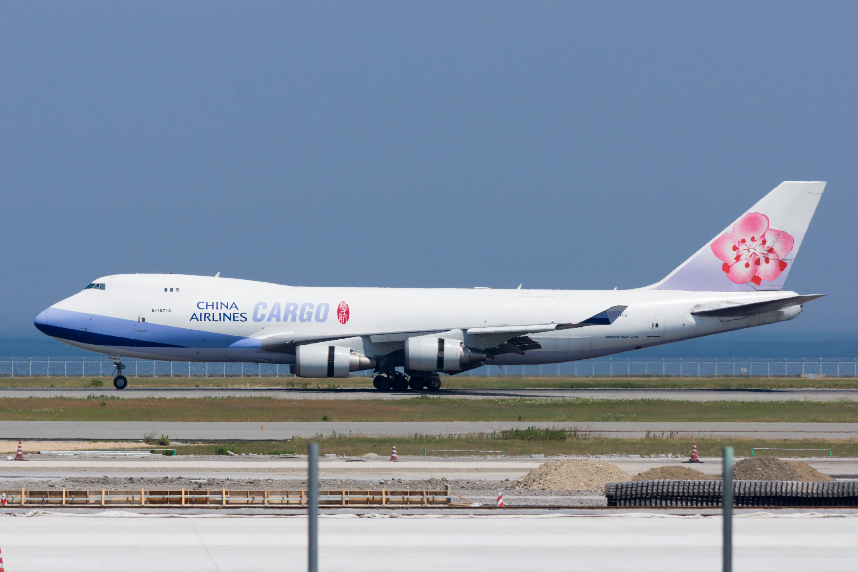 File:China Airlines, B747-400F, B-18715 (18270934946).jpg