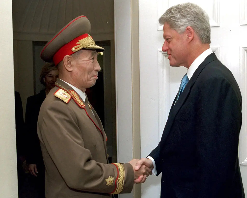 Cho Myong-nok and Bill Clinton.jpg
