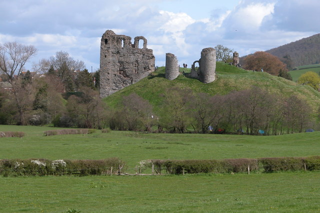 http://upload.wikimedia.org/wikipedia/commons/2/21/Clun_Castle_02.jpg