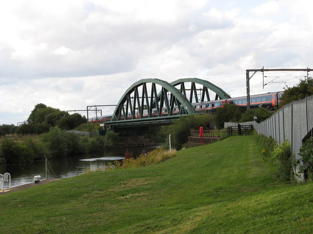 File:ECML Crosses River Trent - geograph.org.uk - 372742.jpg