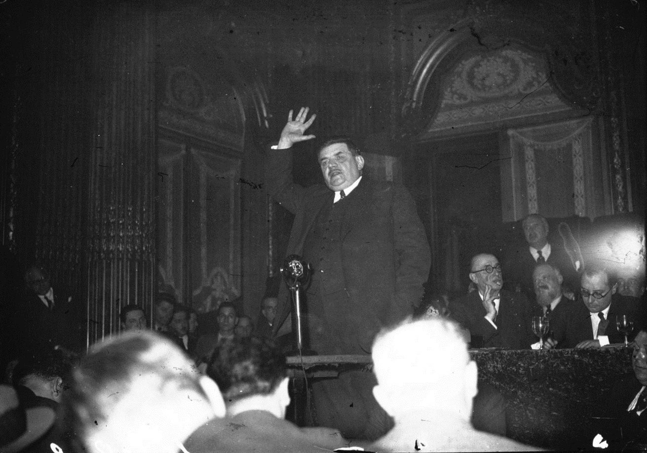 Durante un discurso en 1936.