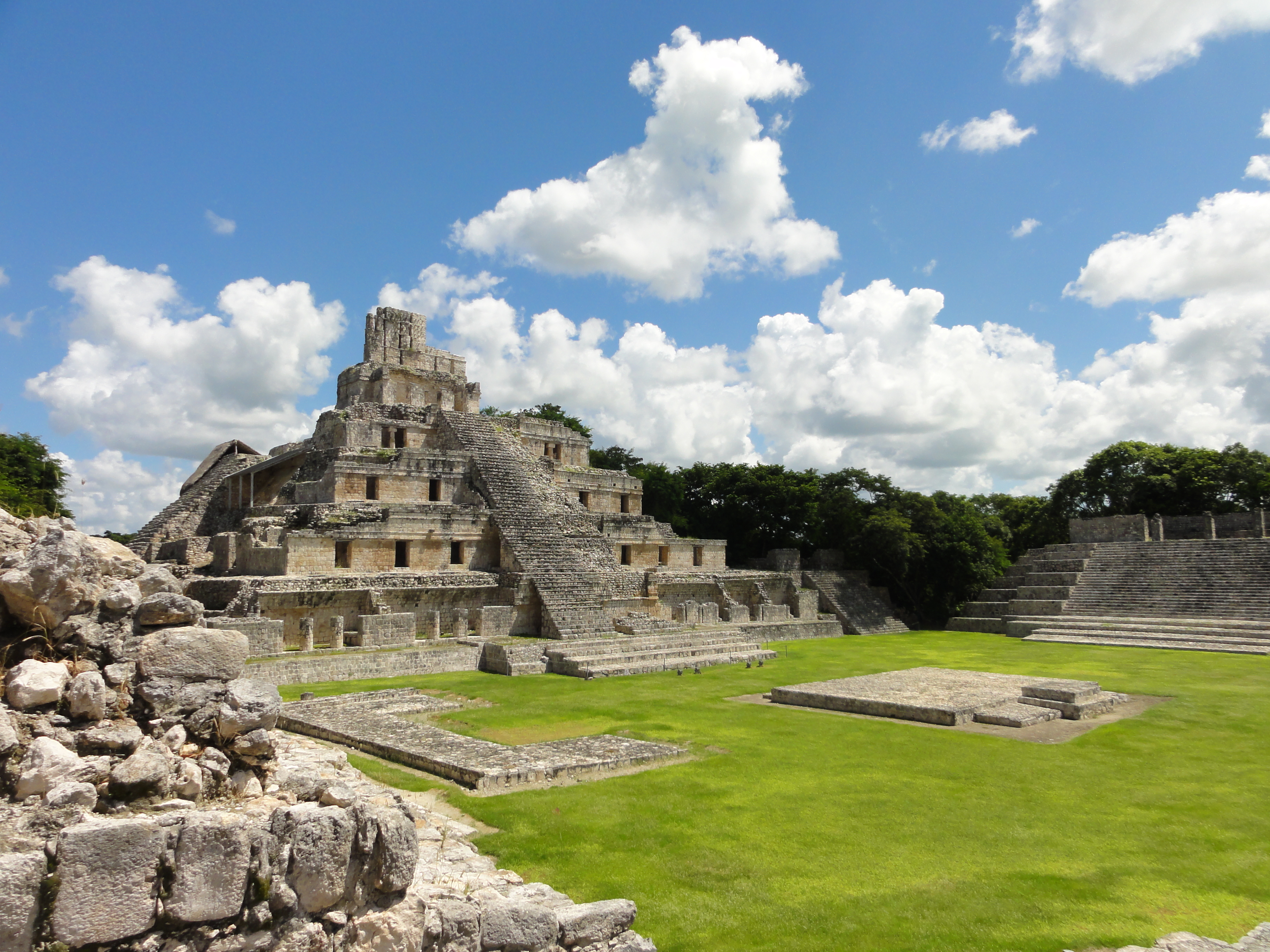 Mexico. Памятники в Кампече Мексика. Тулум Мексика статуя. Мехико экскурсии. Музей Юкатан.