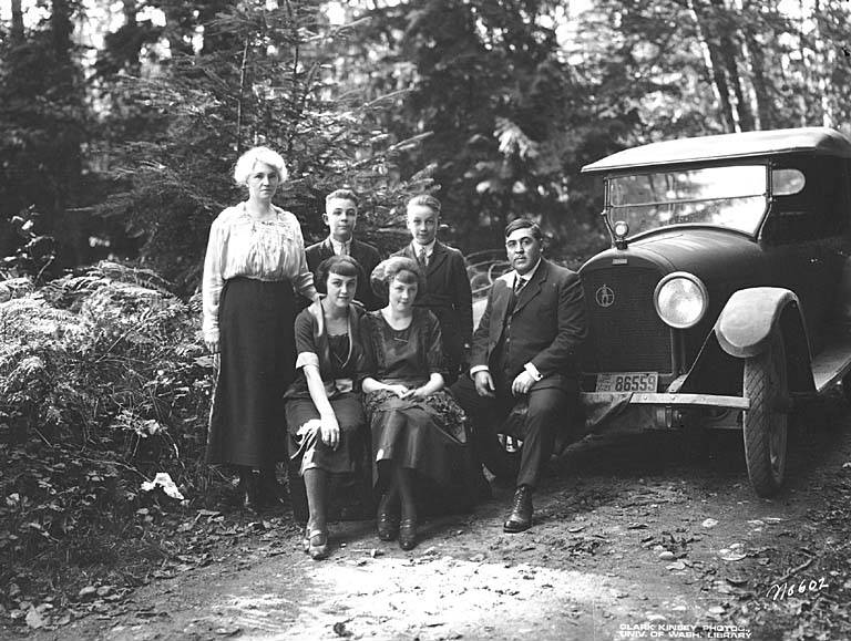 File:Family group and Lexington automobile, ca 1921 (KINSEY 283).jpeg